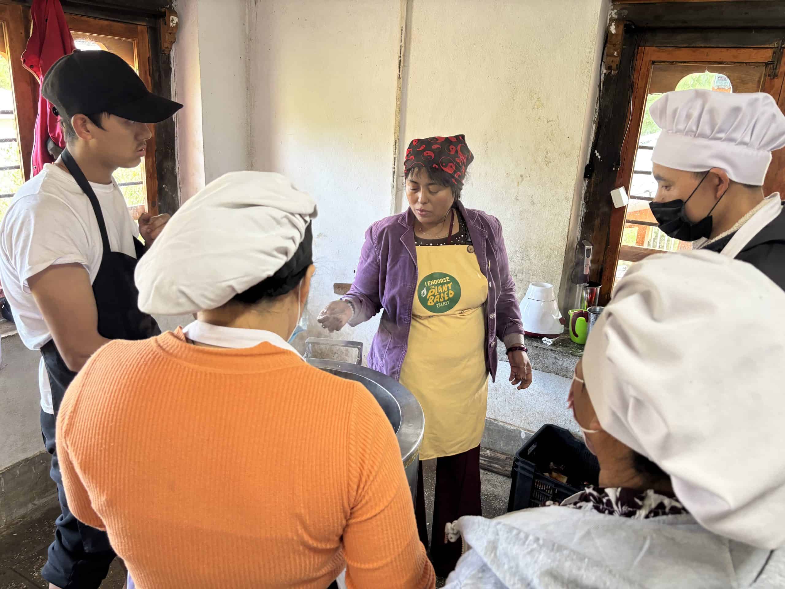 Trattato Plant BasedLa sfida di 30 giorni a base di spinaci, cavolo riccio, semi di lino e frutta (banana, mango, ananas), con la ricetta del frullato d'acqua del protocollo Goodbye Lupus della Dott.ssa Brooke Goldner.