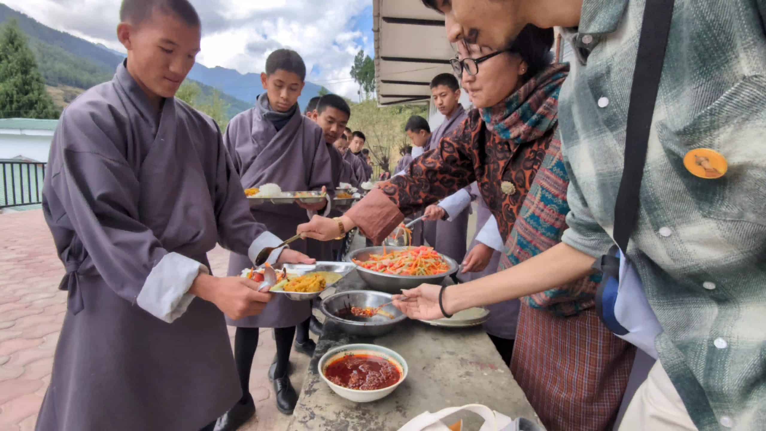 Trattato Plant BasedLa sfida di 30 giorni a base di spinaci, cavolo riccio, semi di lino e frutta (banana, mango, ananas), con la ricetta del frullato d'acqua del protocollo Goodbye Lupus della Dott.ssa Brooke Goldner.